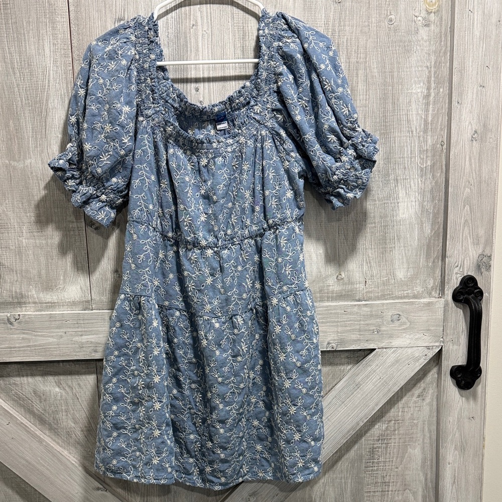 Old Navy women’s M petite blue chambray tiered mini dress cream flowers I1